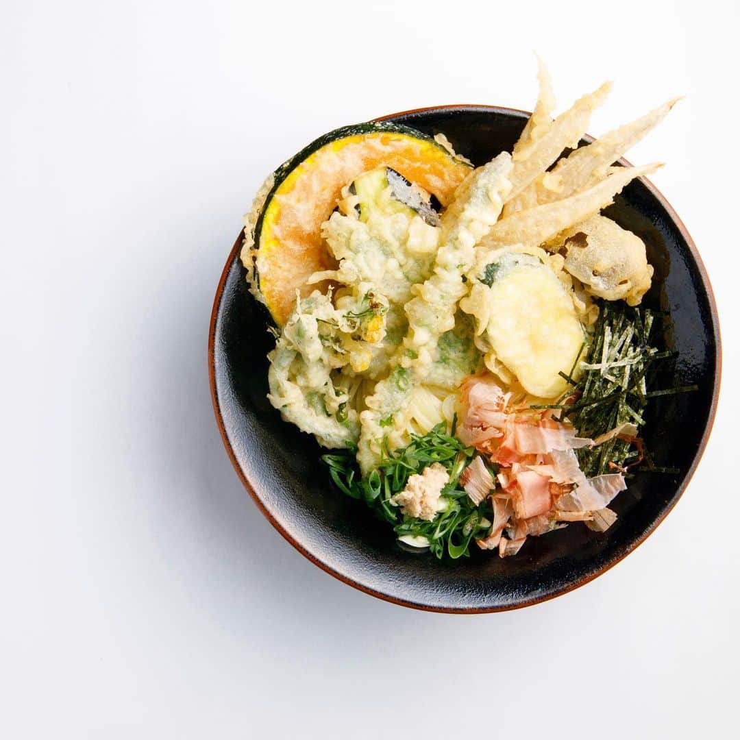Hanako公式さんのインスタグラム写真 - (Hanako公式Instagram)「透明感があり、もっちり、つるっと。﻿ ﻿ そんな特徴を持つ〈豊前裏打会 萬田うどん〉の麺﻿。「野菜天ぶっかけ」など、旬の食材を使用したメニューを多く取りそろえ、季節を感じながら楽しめるのが魅力🍜﻿ ﻿ 【Hanako_福岡シティガイド発売!!】﻿﻿ #Hanako #Hanako_magazine #Hanako30th #うどん #福岡 #fukuoka #福岡旅行 #博多 #豊前裏打会  #うきは #糸島 #糟屋 #福岡グルメ #福岡カフェ巡り #福岡スイーツ #福岡うどん #福岡カレー部 #博多グルメ #博多カフェ #糸島カフェ #うきはカフェ #喫茶店巡り #喫茶部 #カフェ部 #カフェ巡り #コーヒー好き #朝ごはんの記録 #Photoby_KentaKawasaki」6月27日 13時06分 - hanako_magazine