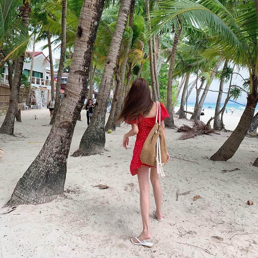 Son Ju Heeさんのインスタグラム写真 - (Son Ju HeeInstagram)「컬러감이 너무 예쁜 레드 원피스♥️ 업뎃완료🌴 . . 당장 수영장 달려가서 풍덩하구 싶다앙 . . . #리샵 #보라카이 #원피스 #여행룩 #바캉스룩 #휴양지룩」6月27日 13時13分 - juhee__ss