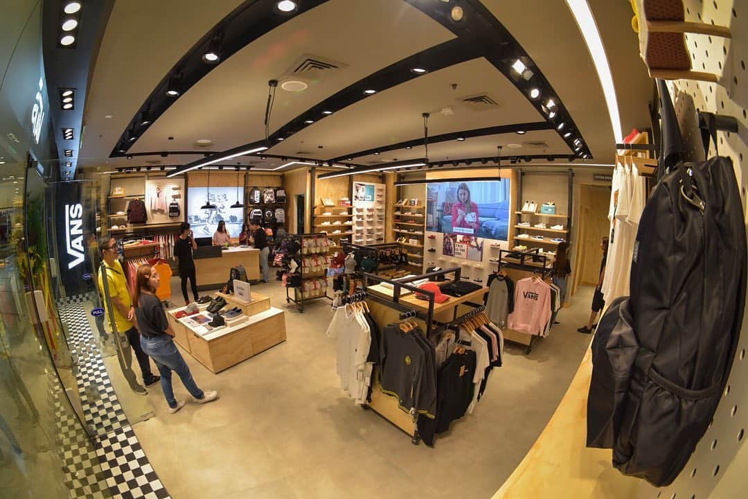 Vans Philippinesさんのインスタグラム写真 - (Vans PhilippinesInstagram)「The new Vans Alabang Town Center looks fresh! Come through and find fits that suit your personal style, don’t forget to swing by!  #VansPhilippines」6月27日 13時20分 - vansphilippines