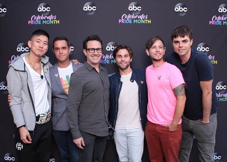 アメリカン・ブロードキャスティング・カンパニーのインスタグラム：「🔟s across the board! 🏳️‍🌈 Thank you to @greysabc's Jake Borelli and Alex Blue Davis, @singleparentstv's Jake Choi, @abcmodernfam's Reid Ewing, @grandhotelabc's Ben Spector, and @abc7la's Karl Schmid for joining us tonight at our #PrideMonth Panel」