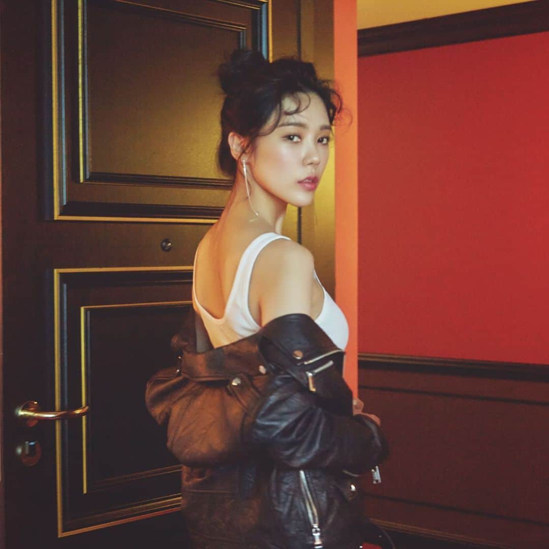リジ のインスタグラム：「우먼센스 7월호❣️ 평소와 다른 헤어 메이크업 스타일링을 해보았어요🙏🏻」