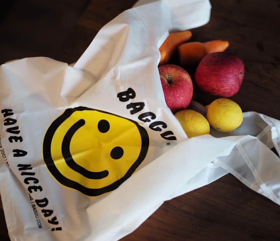 木本泉さんのインスタグラム写真 - (木本泉Instagram)「-﻿ Brooklynにある"baggu"のエコバッグ😊﻿ ﻿ コンパクトに畳めて、バッグの中に入れておけるので、出先からスーパーに行く時にも便利🛍﻿ ﻿ 実家にお土産として送ったのに、、、何かのおまけ？と言われた💦💦💦﻿ ﻿ #baggu#ny#エコバッグ#ecobag#お土産」6月27日 13時40分 - izumikimoto