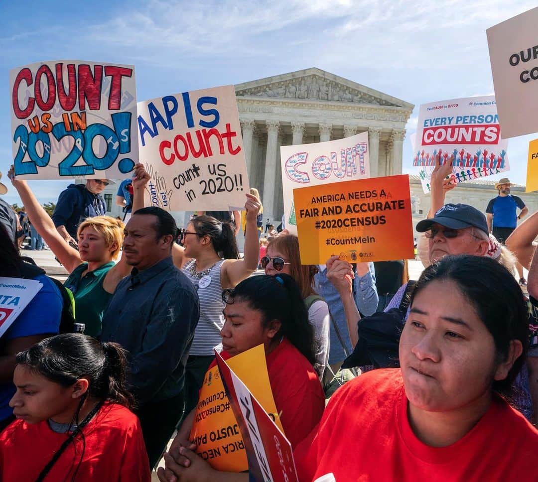 NBC Newsさんのインスタグラム写真 - (NBC NewsInstagram)「The US Supreme Court has blocked the citizenship question on the 2020 census form for now. Click the link in our bio to read more. . 📷 J. Scott Applewhite / @apnews」6月28日 0時29分 - nbcnews