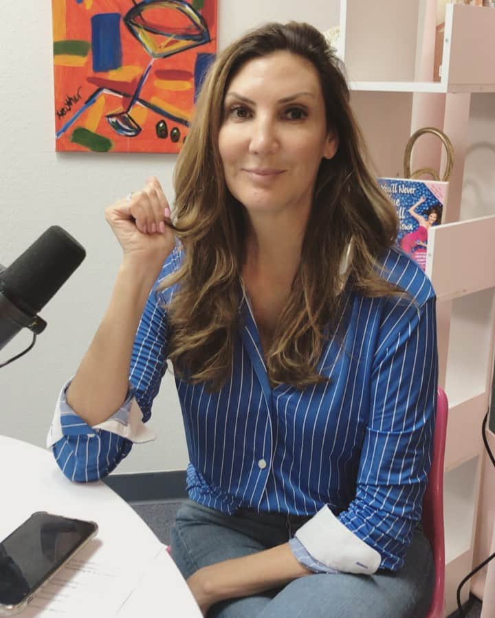 ヘザー・マクドナルドのインスタグラム：「Hey Juicy Scoopers, trigger warning for today’s episode. I had the privilege of interviewing a survivor of a horrible rape and abduction that happened in my neighborhood over 30 years ago. She has been extremely grateful to share her story and I am honored to have interviewed her. Thank you. Let me know what you think 💜 (also, new and fresh Patreon episode for my Patreon peeps who have heard this story.)」