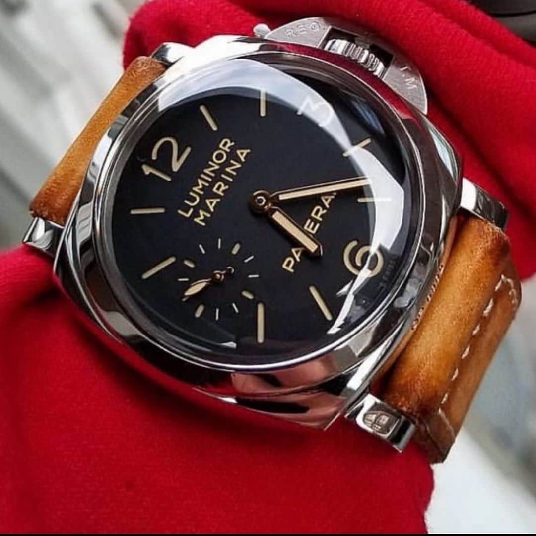 パネライのインスタグラム：「I love the #Panerai #PAM372 for how historic looking it is. But I have a soft spot for a moving sub seconds on the dial so I usually gravitate to the #PAM422 instead. What about you?  Clean base dial? Or Marina dial with sub seconds? Pic by friend @mrtiptopleather #paneraicentral」