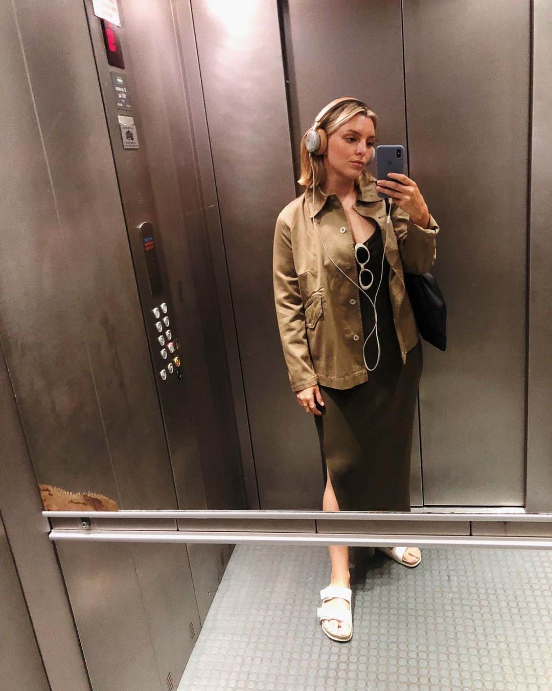 Estée Lalondeのインスタグラム：「Khaki. #ELwears #ELelevator」