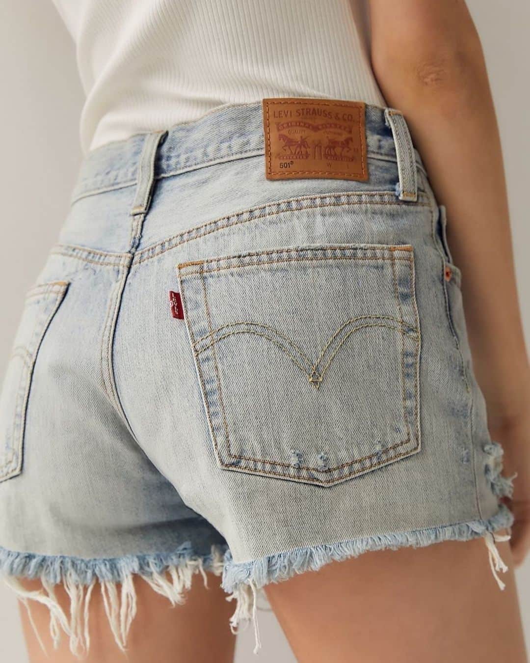 のインスタグラム：「Good news: your favorite shorts are on sale. 👌 Shop 30% off men's and women's shorts online for a limited time. #UOonYou」
