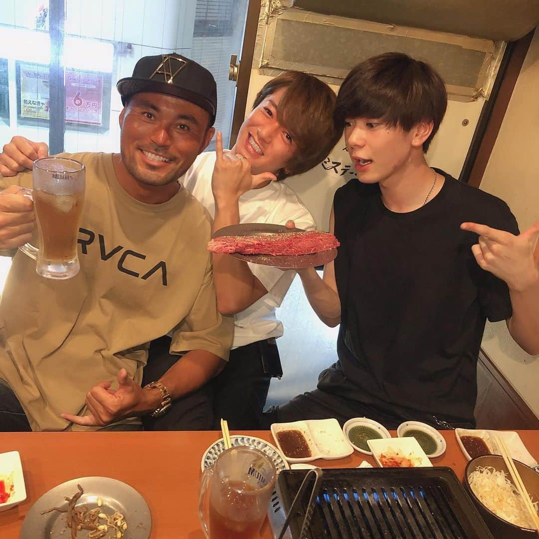 大倉士門さんのインスタグラム写真 - (大倉士門Instagram)「昨日は美味しい焼肉食べました！ しゅーとパルくんと。 ひょっこりとJAMがのぞいてます。 カウンター焼肉。最高。 ポーズがアロハ。顔が満悦。」6月27日 23時03分 - shimonsmile