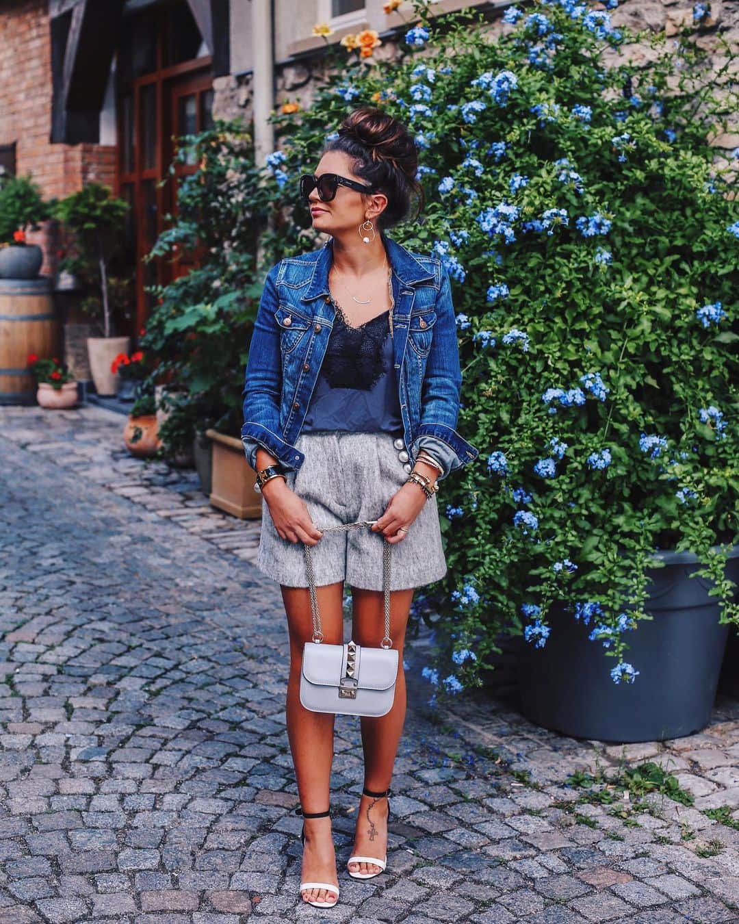 Anniさんのインスタグラム写真 - (AnniInstagram)「„Smile, it is the key that fits the lock of everybody's heart“ 💙🔐 #summerdays // What‘s your #favoriteseason ? ——————————————————————————— • • • • •  #outfit #fashion #fashionblogger #ootd  #shopbop #fashionblogger_de #blogger #inspiration #inspo #girl #me #look #ig #kissinfashion #americanstyle #stuttgart #liketkit #lace #pearl #valentino #glamlock」6月27日 23時03分 - annaleacosta