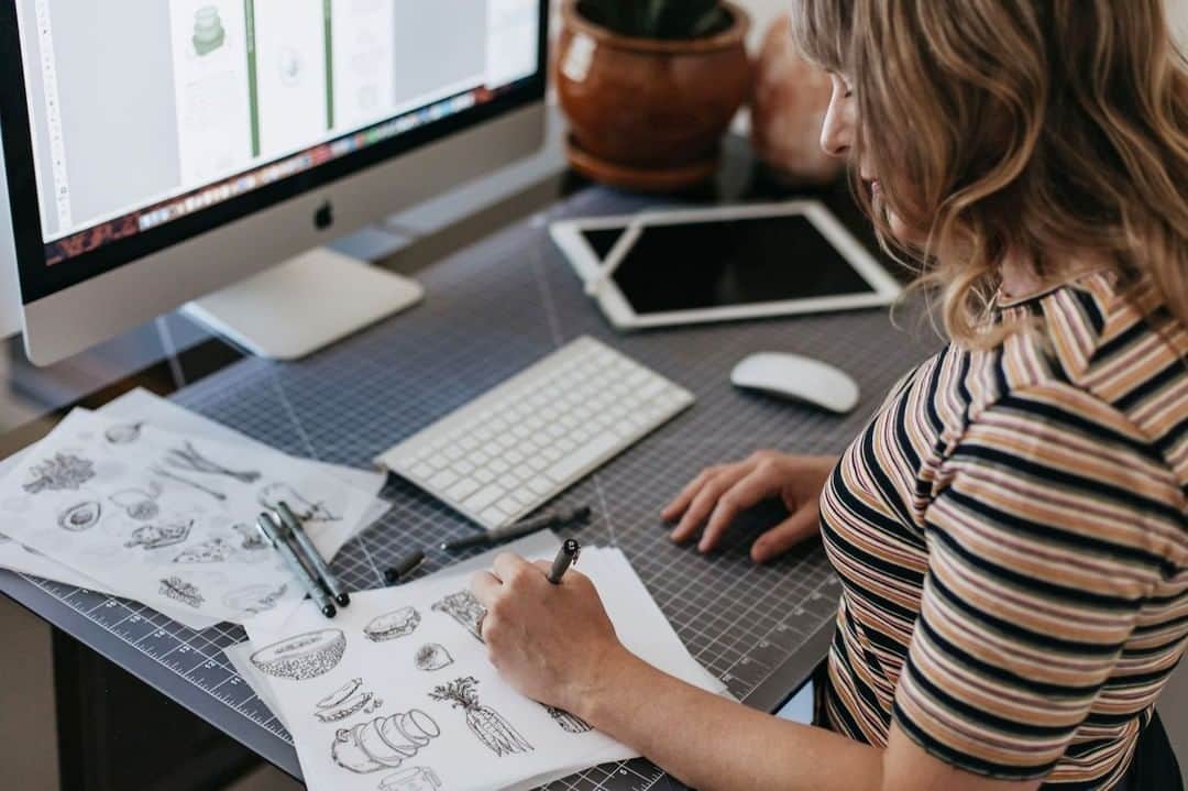 Dribbbleさんのインスタグラム写真 - (DribbbleInstagram)「What's it like running a one-woman graphic design studio? Get a glimpse into a typical workday for Laura Prpich, founder of @cariboucreative. Full story on the blog: Dribbble.com/Stories (link in bio). ⠀ ⠀ #graphicdesigner #design #entrepreneurlife #designinspiration #workspace #graphicdesign #dribbble #designer #branding」6月27日 23時05分 - dribbble