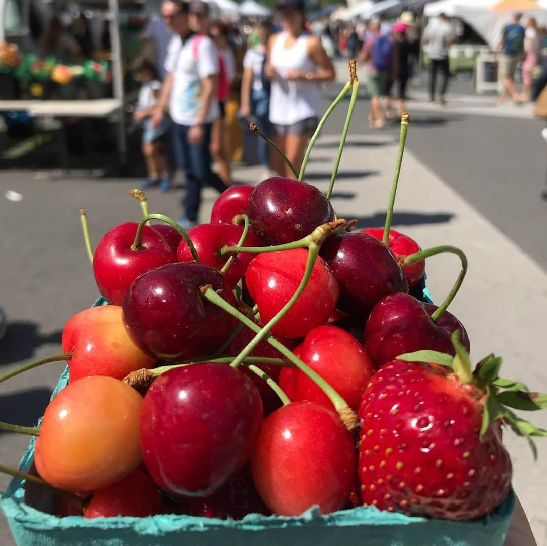 小谷あゆみさんのインスタグラム写真 - (小谷あゆみInstagram)「ニューヨークの野菜マーケット事情〜‼️ 毎週4回、月水金土に開かれるその名も #unionsquare  #ユニオンスクエア 150のテントが並び、どれも #orgnic や #no農薬 や #GF #グルテンフリー などローカル手づくり感を看板に掲げます。 ひび割れトマト、３つ股のニンジン、不ぞろいな野菜たちのオンパレード。でも気にしない。 野菜の姿かたちも自由の国アメリカ〜！ そして、いまNYの旬は日本と同じさくらんぼー！ 買いたい けど、いちごも食べたい けど、一人歩き うーむ！ 5ドルのいちご買うけど少なめでいいから少しチェリーも混ぜてくれないかと、そのテントを何周も巡った挙句、話しかけてみた。 結果は〜〜 店の若い衆が、「いいよー^_^」と言ってくれて、親分に事情説明したら、 親分はわたしの顔も見ず、それならチェリーいっぱい盛ってやれ、と言ってくれたのだろう〜〜。 いちご買ったはずが、その上にいちご見えないぐらいの山盛りチェリーになりましたー❣️ と、喜んで写真撮ってたら、通り過ぎる人が、 「she mixed！」と言いながら過ぎたのが聞こえた。 他にそんなやついないのだろう〜。 これは旅の恥か？ いいえ マーケットの楽しさとはこれだと思った。 いちごとさくらんぼをわずかに一度に欲しがる東洋人。 自分の個が、相手に認識され、どんな意味合いであれ、伝わった。 ああ、自分はいま旅をしていると思った。 つづく #ベジアナinニューヨーク #csa #ediblecity  #greenmarket  #eatlocal  #eatlocalgrown  #grownyc  @ Union Square, Manhattan」6月27日 23時05分 - vegeanaayu