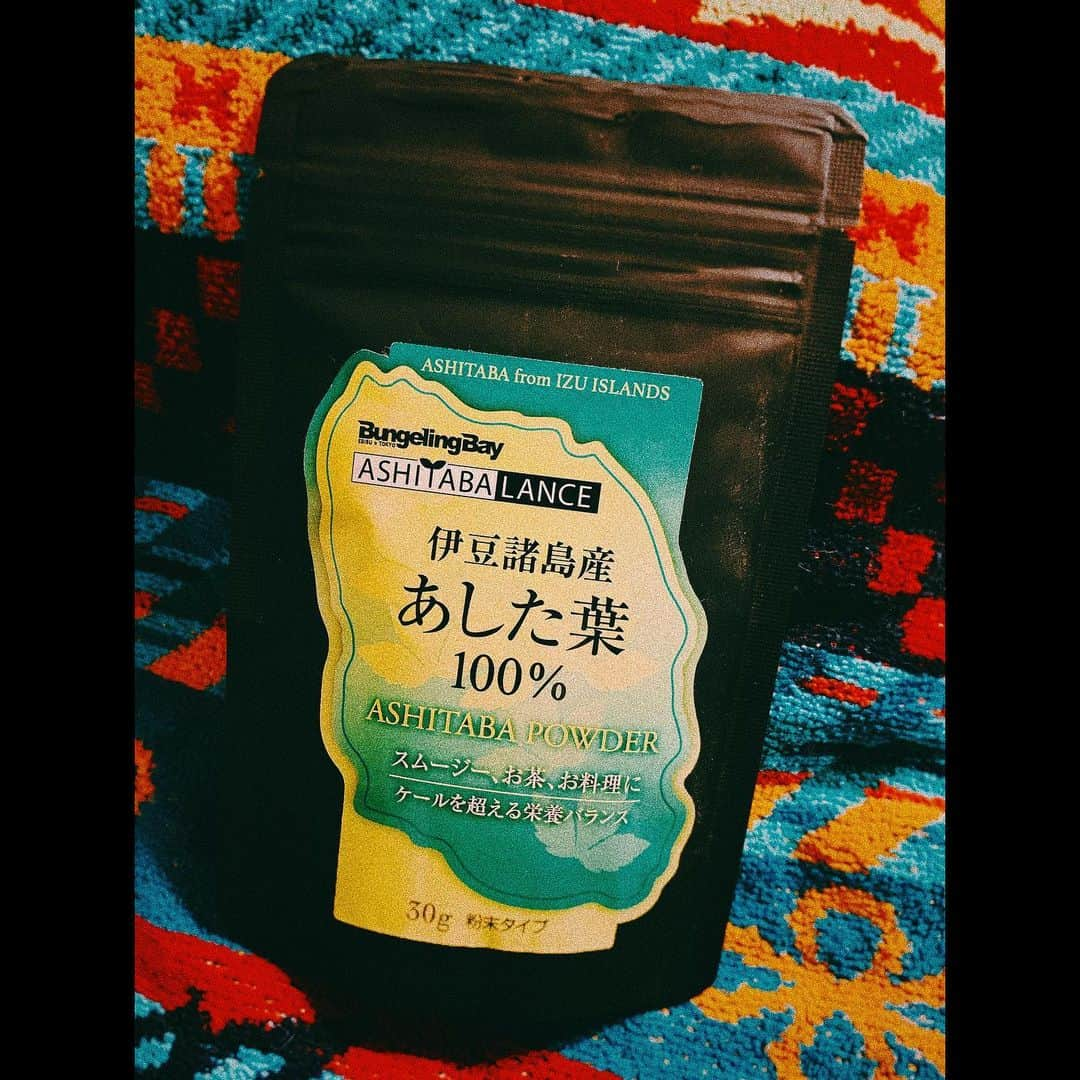 平祐奈さんのインスタグラム写真 - (平祐奈Instagram)「健康が1番‼︎🙌 すっごく栄養たっぷりのあした葉！ これみーんなに毎日摂取してほしい。 私はヨーグルトやカレー、スムージー、何にでも入れてるよ🌱 何するにも体が元気じゃないとね。 おススメです！ぜひ。 #あした葉 #バンゲリングベイ」6月27日 23時06分 - yunataira_official