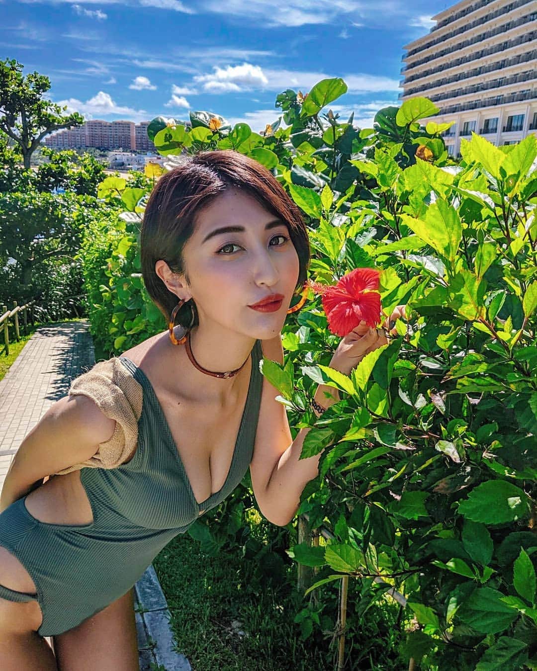 Lisaのインスタグラム：「. 沖縄🌺🌴🐠🍍 . 今日は雨予報だったのに 朝から嘘みたいにぴーかん🌞 . 海も花も何もかも綺麗すぎて 沖縄素晴らしかった👏🏻👏🏻 . 南国のお花大好き🙋🏻‍♀️🙋🏻‍♀️ #沖縄#沖縄旅行#恩納村#海#ハイビスカス#そんなに長くいたわけじゃないのに日焼け重症#現実逃避#もう帰りたくない#無理#okinawa#instamag#sea#summer#bikini#instalove」