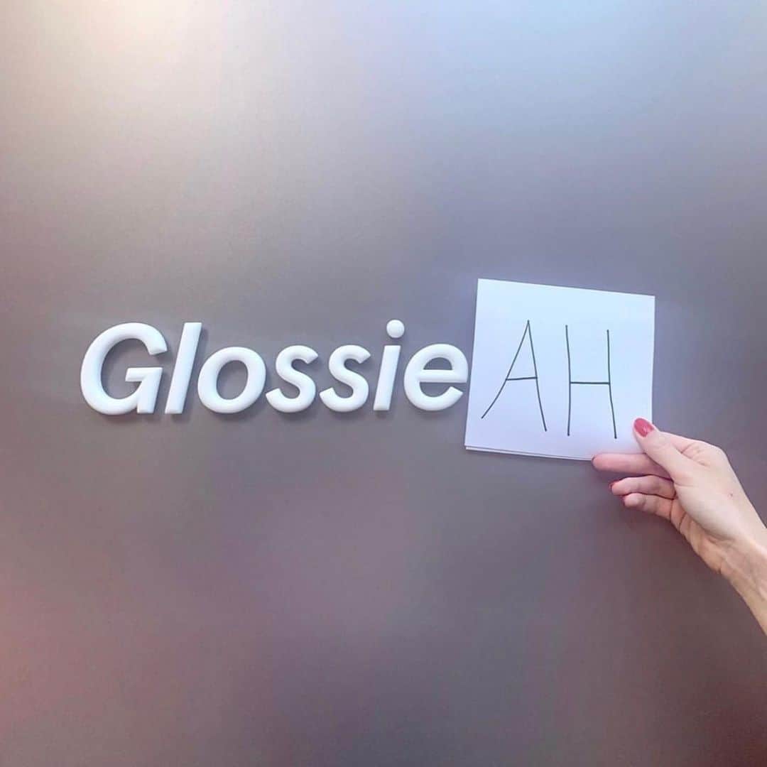 Glossierさんのインスタグラム写真 - (GlossierInstagram)「How to say Glossier in Boston...✨ because we're coming to Boston later this summer!! Stay tuned ✨」6月27日 23時14分 - glossier