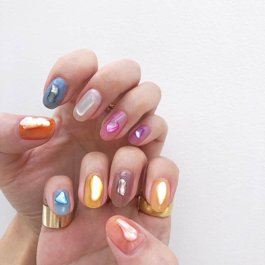 橋本江莉果さんのインスタグラム写真 - (橋本江莉果Instagram)「My #new #nails #💅🏼 引き続き #カラフル な気分で、でもべた塗りじゃなく、クリア多めのくすみカラーを一度塗りでちゅるんと感をベースに、 @yooooopy918 オススメのベースと同色の #シェルストーン を大胆に乗せて✨🌟💫⭐️ 前からトレンドだけど、今年はアクセも含めて石が気になる💗🧡💛💚💙💜 「こういう感じがいい！」でバッチリ仕上げてくれるよしこのセンスが大好きだ👩🏻‍🎨💕 いつもありがとう❣️❣️❣️ #nail #ネイル #colorful #lenail #クリアネイル #yoppy_nail #lifes」6月27日 23時15分 - erica_hashimoto