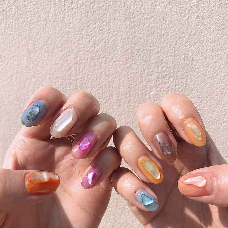橋本江莉果さんのインスタグラム写真 - (橋本江莉果Instagram)「My #new #nails #💅🏼 引き続き #カラフル な気分で、でもべた塗りじゃなく、クリア多めのくすみカラーを一度塗りでちゅるんと感をベースに、 @yooooopy918 オススメのベースと同色の #シェルストーン を大胆に乗せて✨🌟💫⭐️ 前からトレンドだけど、今年はアクセも含めて石が気になる💗🧡💛💚💙💜 「こういう感じがいい！」でバッチリ仕上げてくれるよしこのセンスが大好きだ👩🏻‍🎨💕 いつもありがとう❣️❣️❣️ #nail #ネイル #colorful #lenail #クリアネイル #yoppy_nail #lifes」6月27日 23時15分 - erica_hashimoto