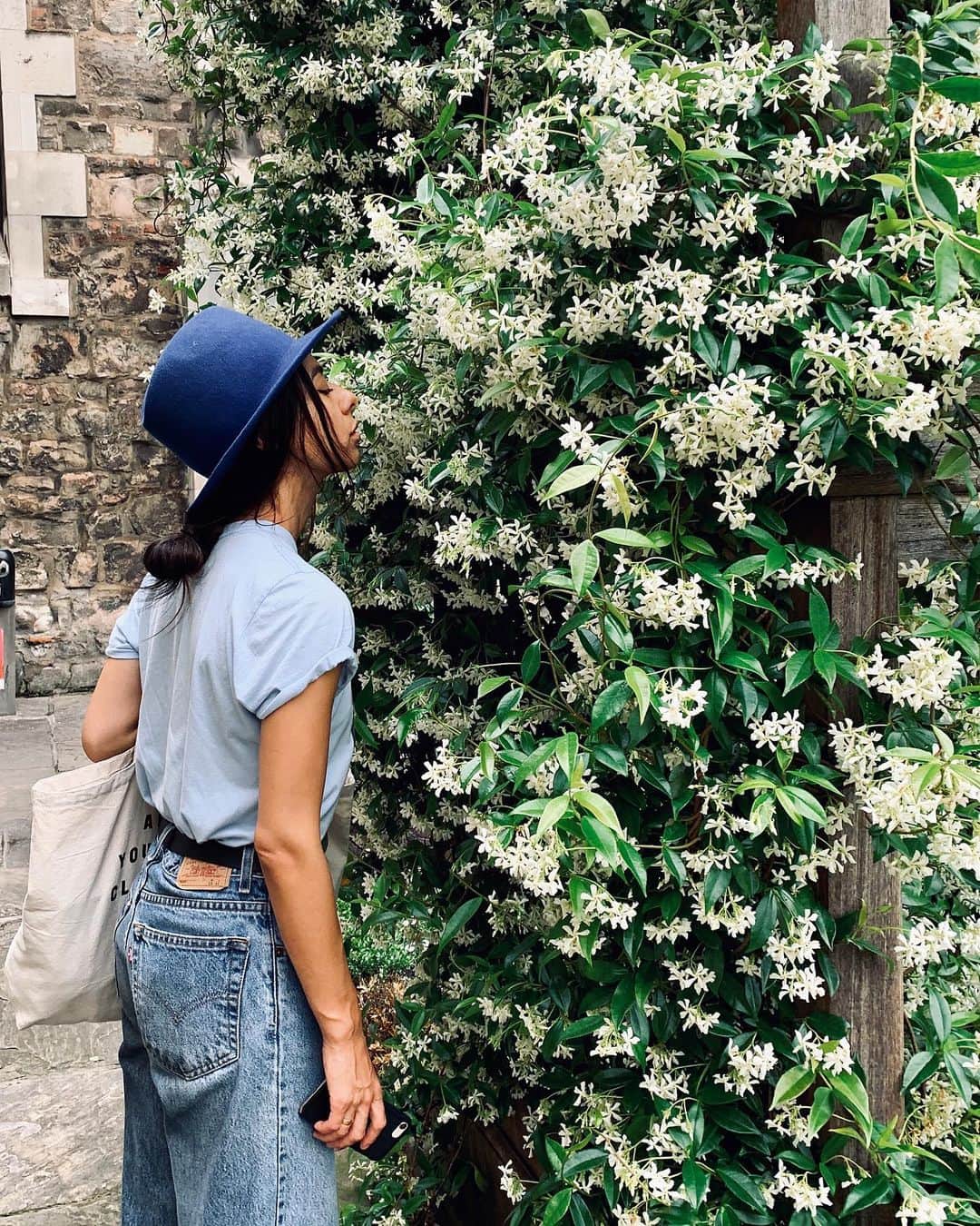 MiChiさんのインスタグラム写真 - (MiChiInstagram)「Hi, You smell so lovely 🌿  #london#nature#flowers#花#ロンドン」6月27日 23時21分 - michimadness