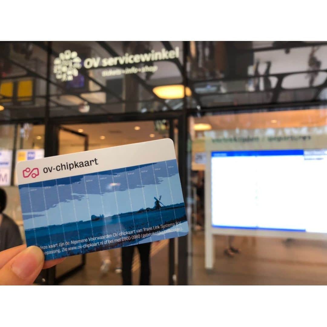 鈴川絢子のインスタグラム：「オランダ国鉄Nederlandse Spoorwegen「ov-chipkaart」@アムステルダム中央駅  オランダ国内の電車、メトロ、トラム、バスで使えるiCカード。  #世界の交通系ic乗車カード #全国交通系ic乗車カードの旅 #holland #amsterdam」