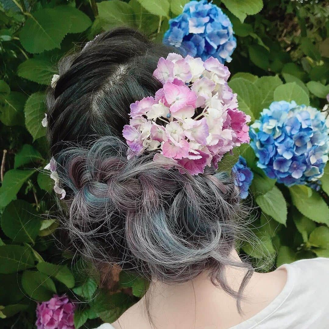 RinRinさんのインスタグラム写真 - (RinRinInstagram)「紫陽花ヘアアレンジ💙💜 Hair arrangement with hydrangeas 💜💙 by Yuki @hair_salon_nalu | color & treatment by @number76_gomi . . . *Hair maintenance sponsored by @hair_salon_nalu * @hair_salon_nalu よりヘアカラー、トリートメントなどの提供です。 . . #rinrindoll #rinrinhair #japanesehairsalon #tokyohairsalon #omotesandohairsalon #number76 #hairsalonnalu #hairarrange #summerhair #hairstyle #japanesehairstyle #東京ヘアサロン #表参道ヘアサロン #ヘアアレンジ #夏ヘアアレンジ #紫陽花 #あじさい #紫陽花ヘア #お花ヘア #flowersinhair #hydrangeas」6月27日 23時23分 - rinrindoll