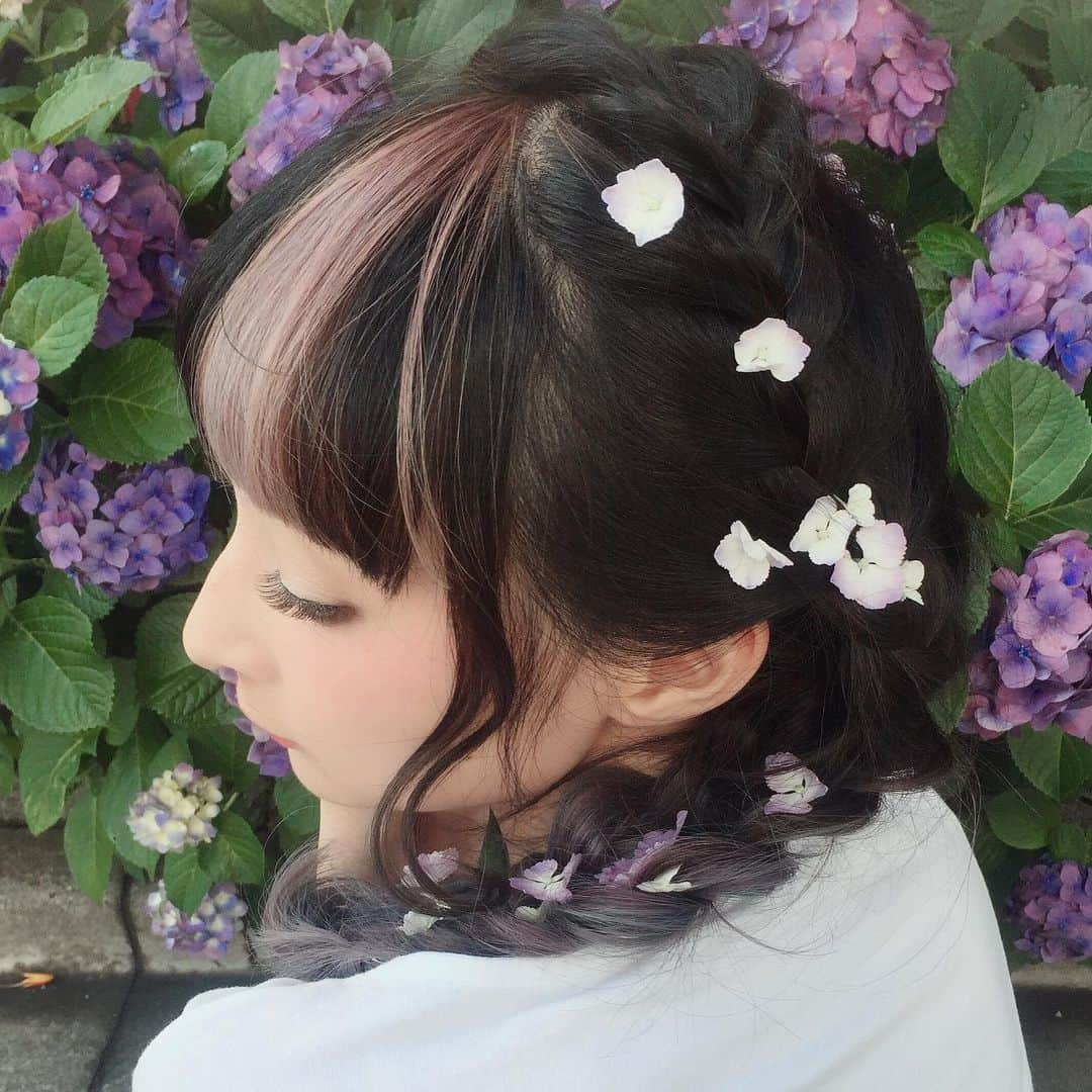 RinRinさんのインスタグラム写真 - (RinRinInstagram)「紫陽花ヘアアレンジ💙💜 Hair arrangement with hydrangeas 💜💙 by Yuki @hair_salon_nalu | color & treatment by @number76_gomi . . . *Hair maintenance sponsored by @hair_salon_nalu * @hair_salon_nalu よりヘアカラー、トリートメントなどの提供です。 . . #rinrindoll #rinrinhair #japanesehairsalon #tokyohairsalon #omotesandohairsalon #number76 #hairsalonnalu #hairarrange #summerhair #hairstyle #japanesehairstyle #東京ヘアサロン #表参道ヘアサロン #ヘアアレンジ #夏ヘアアレンジ #紫陽花 #あじさい #紫陽花ヘア #お花ヘア #flowersinhair #hydrangeas」6月27日 23時23分 - rinrindoll