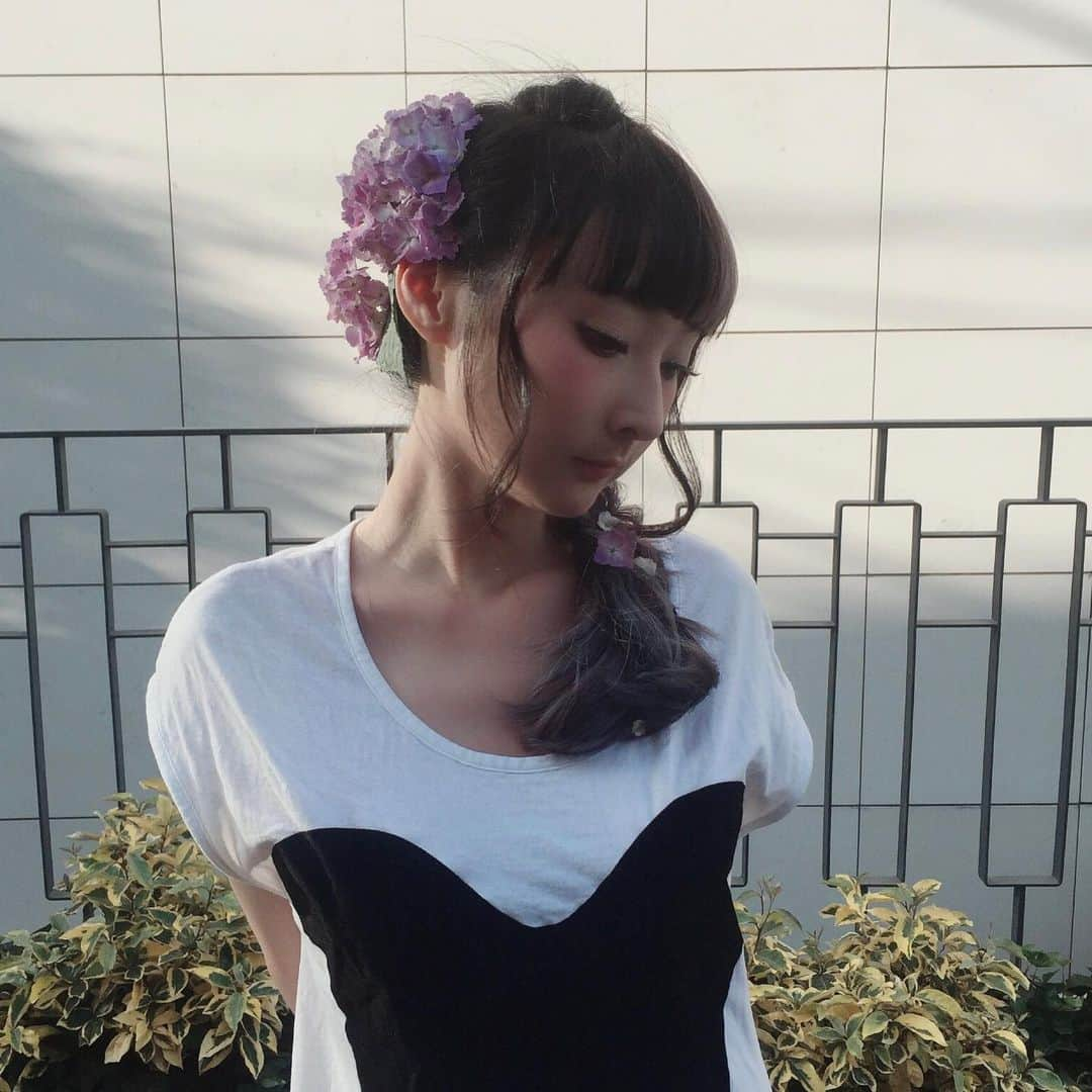 RinRinさんのインスタグラム写真 - (RinRinInstagram)「紫陽花ヘアアレンジ💙💜 Hair arrangement with hydrangeas 💜💙 by Yuki @hair_salon_nalu | color & treatment by @number76_gomi . . . *Hair maintenance sponsored by @hair_salon_nalu * @hair_salon_nalu よりヘアカラー、トリートメントなどの提供です。 . . #rinrindoll #rinrinhair #japanesehairsalon #tokyohairsalon #omotesandohairsalon #number76 #hairsalonnalu #hairarrange #summerhair #hairstyle #japanesehairstyle #東京ヘアサロン #表参道ヘアサロン #ヘアアレンジ #夏ヘアアレンジ #紫陽花 #あじさい #紫陽花ヘア #お花ヘア #flowersinhair #hydrangeas」6月27日 23時23分 - rinrindoll