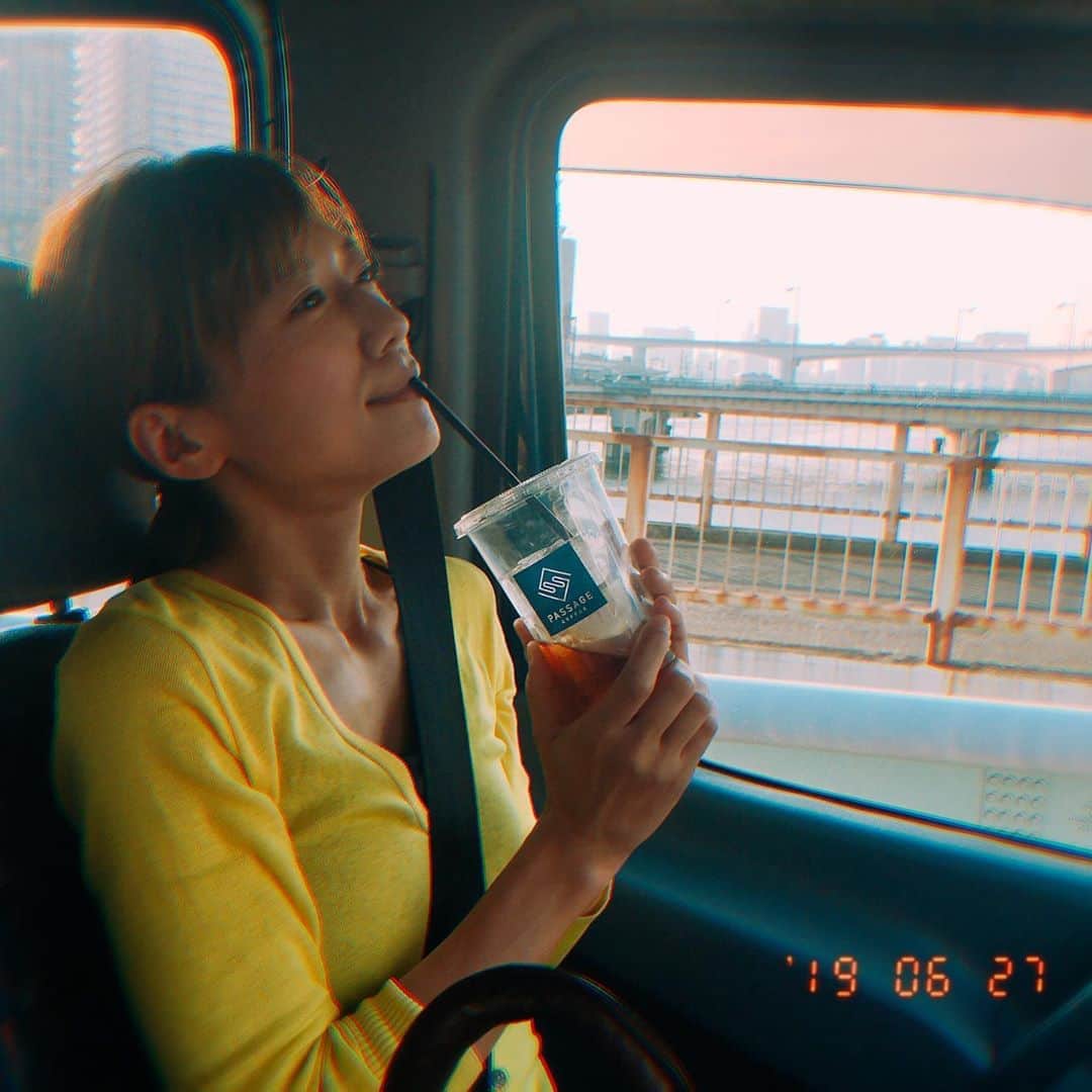 のインスタグラム：「久しぶりに大好きなコーヒー屋さんに行けて嬉しかった  ひとりでウキウキと水出しアイスコーヒーと自撮りしようとしてたら 信号で止まった時に撮ってくれた  朝から "黄色が似合うね" って言われてご機嫌だったから  なんかもう まるっとご機嫌な1日だった  #うれしいわたし #水出しアイスコーヒー #僕はコーヒーがのめない 最近 #一気読みした #漫画  #yellow #甲斐麻美」