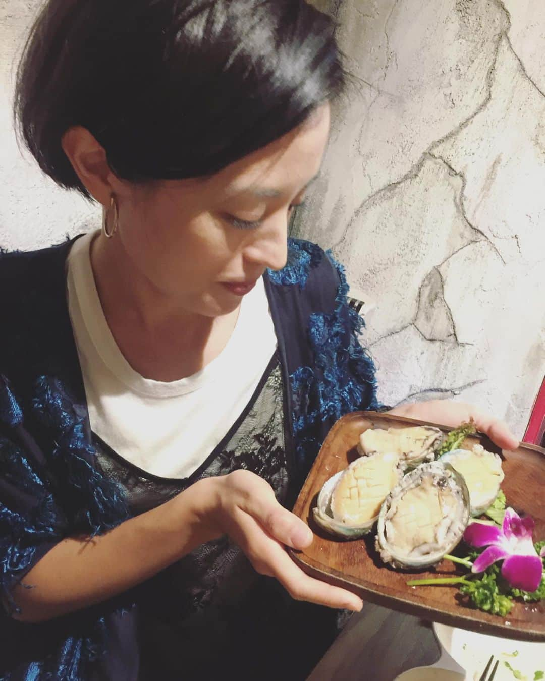 高橋まりなさんのインスタグラム写真 - (高橋まりなInstagram)「. 先日、大好きな火鍋を食べてきました！ 火鍋専門店🔥蜀一火鍋 新宿東口店🔥へ✧  ママになると中々食べられない火鍋… 個室でワイワイとママ会も兼ねて開催🥘 お誕生日もお祝いしてもらっちゃった🎂 ありがとう♡ . 今回は麻辣(小辛)✖️白湯スープをチョイス！ 豚肉、牛肉、海老、アワビ、ホルモン、つみれ、湯葉、キノコ、レタス、パクチーなどなど、 麻辣に入れてみたり、白湯に入れてみたりして、食べ比べ♩ パクチーと豚肉が最高に美味しかった😋 . 薬味も豊富で、個人的に刻みパクチーとごまだれが◎ 変化を楽しめるのもいい😊 . 食べて、飲んで、しゃべって… 楽しい楽しい時間でした♡ . . .  #火鍋#蜀一冒菜#夏こそ火鍋#鍋#新宿ご飯#新宿ランチ#新宿ディナー#新宿鍋#個室#個室ランチ#個室ディナー #ママ会#女子会#3児ママ#3きょうだい#3きょうだいママ#20190622」6月27日 23時23分 - marina._.takahashi