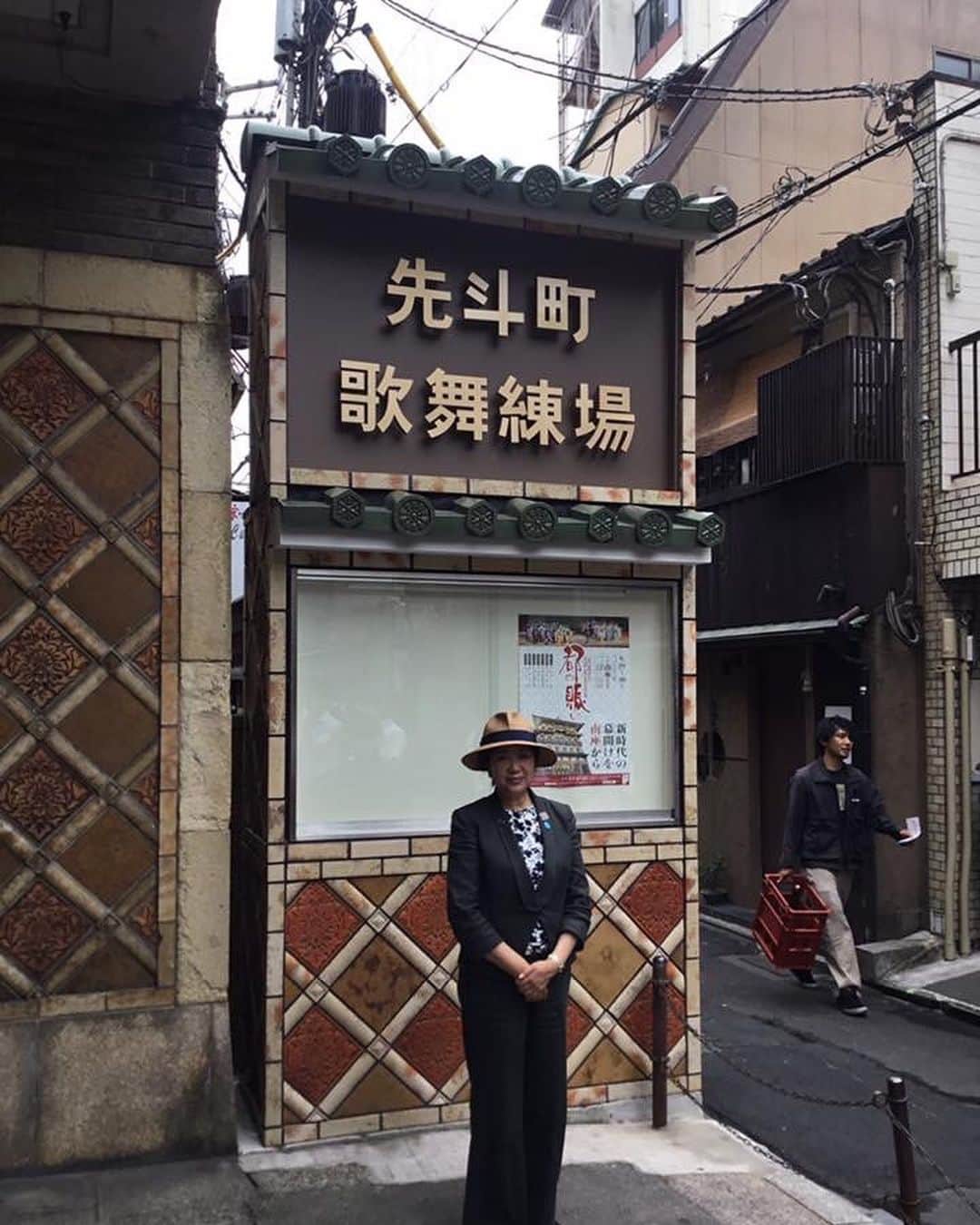 小池百合子さんのインスタグラム写真 - (小池百合子Instagram)「京都へ。先斗町で進む無電柱化の様子を視察。市、関電などの知恵と工夫で進行中。歌舞練場のレンガを復刻し、中にトランスを入れ込んだとのこと。完成が楽しみです。京都市の皆さん、ありがとうございました。」6月27日 23時24分 - yuriko.koike