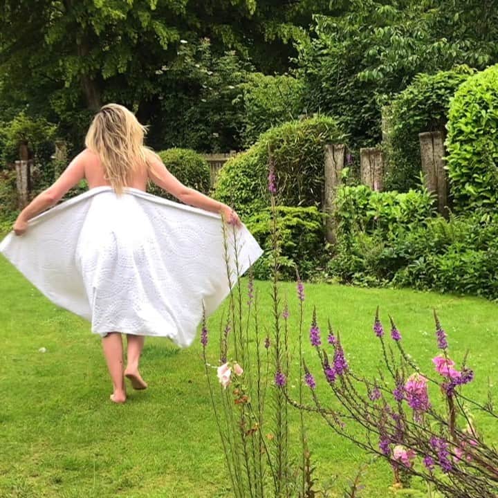 JO BAKERのインスタグラム：「Clean skin is happy skin... from bath to garden... nothing like home and being surrounded by nature!! #🇬🇧 🌳🌲🌱🌿 #nudist #windbeneathmywings  #jobakermakeupartist #offduty self nurture in #nature.... #happy #skin #englishsummer #oxygen #spa feelings!!!」
