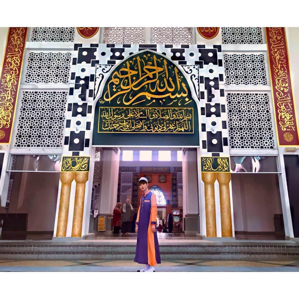 IN2ITさんのインスタグラム写真 - (IN2ITInstagram)「여기는 말레이시아 코타키나발루에서 유명한 곳 중에 하나에요 ( 블루 모스크 )  예쁘죠?? 🕌🕌 ㅤㅤ This is the one of the famous place floating mosque in Kota Kinabalu Malaysia (Blue Mosque), isn’t it beautiful ?? 🤗🤗 ㅤㅤ 這個是我們馬來西亞亞庇有名景點的其中之一水上清真寺 （亞庇市立回教清真寺）是不是很美呢？？🧸🧸 ㅤㅤ To be continued......👍🏻👍🏻 ㅤㅤ #인투잇 #인투유 #아이젝 #연태 #IN2IT #IN2U #Isaac #Yeontae #젝그 #블루모스크 #코타키나발루 #말레이시아 #집오랜만에가는거라서너무좋았어요 #인투유여러분다음에코타키나발루놀러가면한번방문해보세요 #그리고여러분저번젝그과제잘봤어요다들100점 #BlueMosque #KotaKinabalu #Malaysia #PleaseVisitHereWhenYouGuysGoToKK  #PertamaKaliIMelawatKeBlueMosque #BetulCantiknya #TapiKamiPergiJamPetangPanasnya #浮在湖上的清真寺 #要是你們下次去馬來西亞的話可以去拜訪 #我建議你們傍晚去因為很想脫掉墨鏡拍照的可是太陽真的是太給力了 #那傑傑先去忙啦顆顆」6月27日 23時35分 - official_in2it