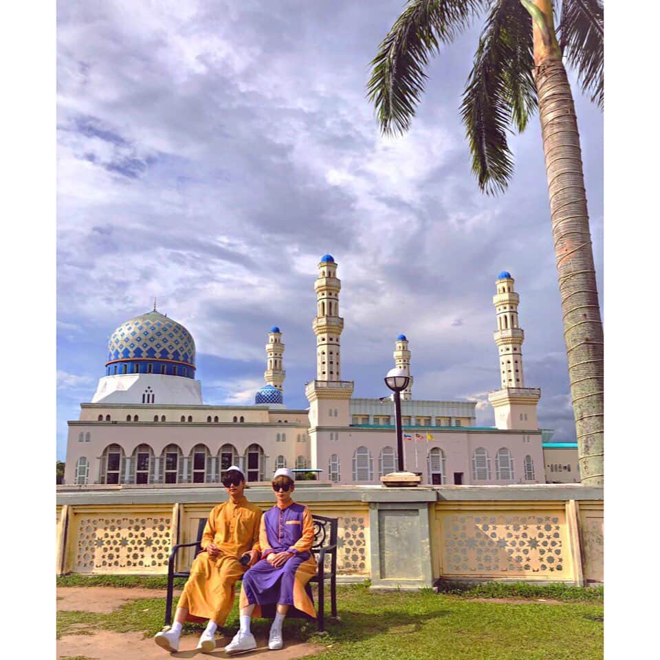 IN2ITさんのインスタグラム写真 - (IN2ITInstagram)「여기는 말레이시아 코타키나발루에서 유명한 곳 중에 하나에요 ( 블루 모스크 )  예쁘죠?? 🕌🕌 ㅤㅤ This is the one of the famous place floating mosque in Kota Kinabalu Malaysia (Blue Mosque), isn’t it beautiful ?? 🤗🤗 ㅤㅤ 這個是我們馬來西亞亞庇有名景點的其中之一水上清真寺 （亞庇市立回教清真寺）是不是很美呢？？🧸🧸 ㅤㅤ To be continued......👍🏻👍🏻 ㅤㅤ #인투잇 #인투유 #아이젝 #연태 #IN2IT #IN2U #Isaac #Yeontae #젝그 #블루모스크 #코타키나발루 #말레이시아 #집오랜만에가는거라서너무좋았어요 #인투유여러분다음에코타키나발루놀러가면한번방문해보세요 #그리고여러분저번젝그과제잘봤어요다들100점 #BlueMosque #KotaKinabalu #Malaysia #PleaseVisitHereWhenYouGuysGoToKK  #PertamaKaliIMelawatKeBlueMosque #BetulCantiknya #TapiKamiPergiJamPetangPanasnya #浮在湖上的清真寺 #要是你們下次去馬來西亞的話可以去拜訪 #我建議你們傍晚去因為很想脫掉墨鏡拍照的可是太陽真的是太給力了 #那傑傑先去忙啦顆顆」6月27日 23時35分 - official_in2it