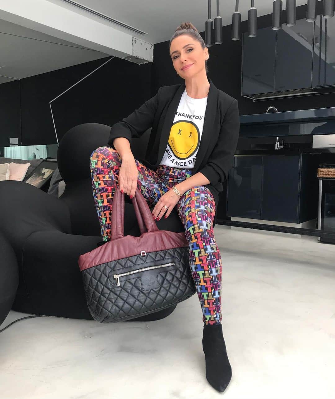 Giovanna Antonelliのインスタグラム：「Bom dia!!!! 💃🏽 Dica boa é pra ser compartilhada!!!! Conheci o @foradocloset através da Revista Vogue , e fiquei encantada com o espaço físico e curadoria deles . O site, envia para todo o Brasil , e ainda tem a comodidade de poder visitar o espaço físico deles que fica em São Paulo , na Vila Nova Conceição .  Já separei varias peças minhas  pro desapego, claro,  e também já garanti minha Bag Chanel linda e impecável !!! To muito apaixonada 🥰 #foradocloset」