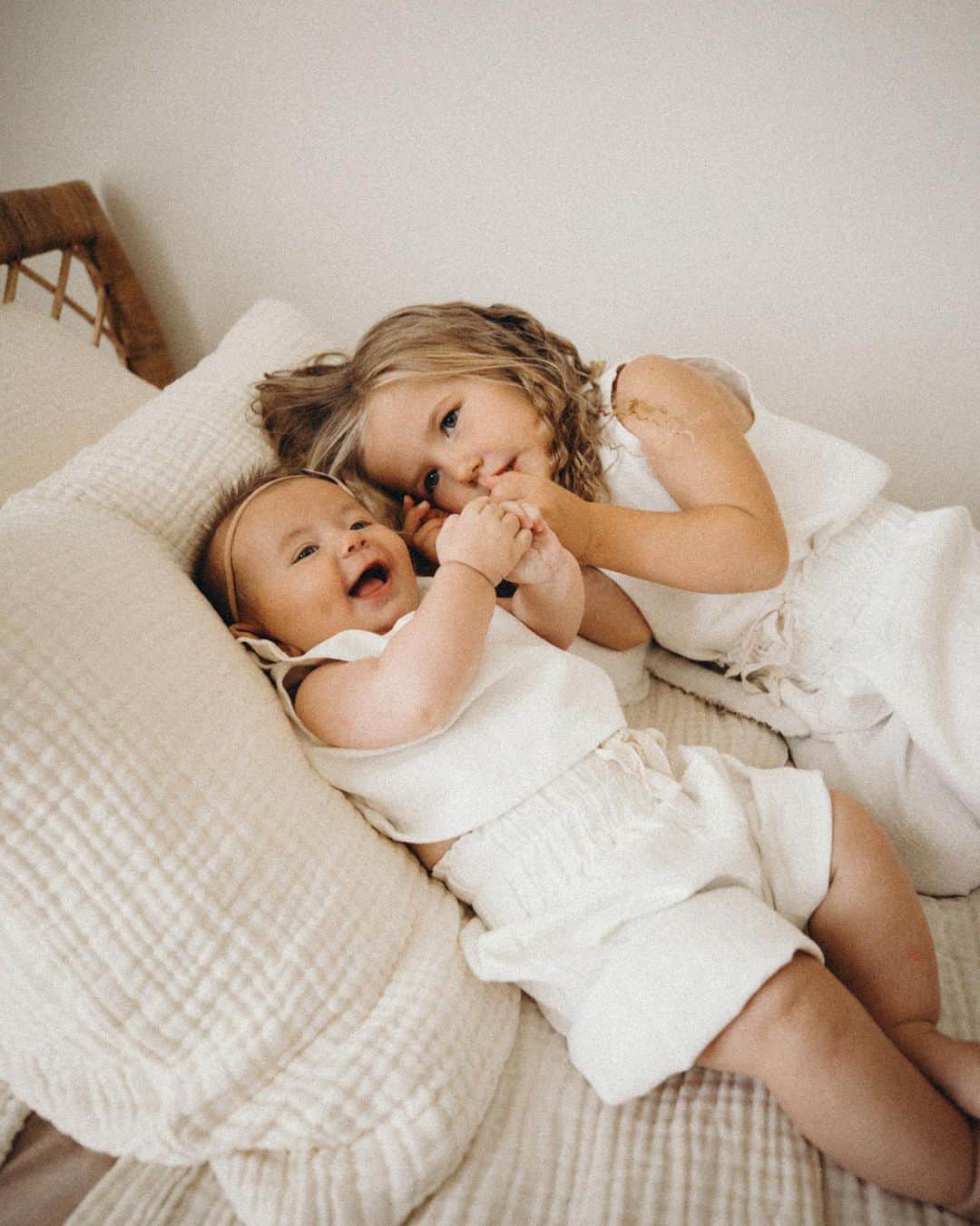 Amber Fillerup Clarkさんのインスタグラム写真 - (Amber Fillerup ClarkInstagram)「Does anyone remember when Rosie was a baby and had stick straight hair that stood up like she was electrocuted?! ⚡️ As Frankie is getting older her hair is starting to do the same and I love that they are basically twins 👯‍♀️ I’ll find a throwback of Ro so you can see what I’m talking about 😂」6月27日 23時29分 - amberfillerup