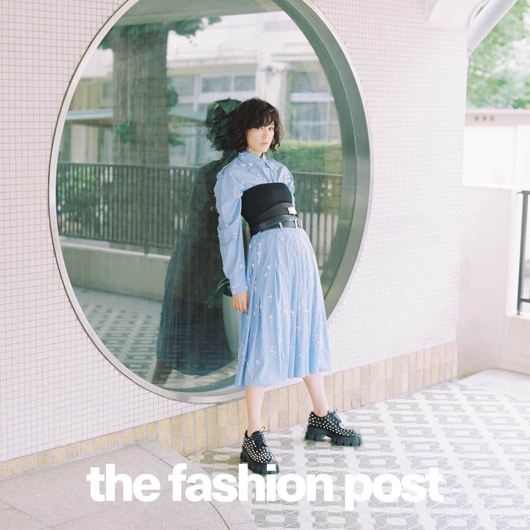 The Fashion Postさんのインスタグラム写真 - (The Fashion PostInstagram)「The Fashion Post | Prada with Asami Mizukawa﻿ 水川あさみが出会う Prada (プラダ) の最新コレクション vol.3﻿ ﻿ 第3週目を飾るのは、ライトブルーのシャツとスカートのセットアップ。どうしてもカジュアルになりがちなアイテムも、Prada は乙女心をくすぐるフローラルモチーフのビジューを散らして、フォーマルなシーンにも活躍してくれること間違い無しの特別なルックに仕上げます。コルセットにレザーベルト、ナイロンベルトをレイヤードすることで、コーディネートにアクセントを効かせてくれるだけでなく、これまでに見たことのなかった立体感を実現。ウエストを絞って、コントラストを演出すれば、たちまちファッションフォワードなスタイルへアップデート完了。ロマンティックなだけじゃ物足りないという欲張りな Prada ウーマンの足元には、スタッズがハードな印象のレースアップシューズをプラス。恐れることなく相反する要素を組み合わせて、もっと大胆にファッションを味方につけてみない？﻿ ﻿ model: asami mizukawa @mizukawa_asami﻿ photographer: sophie isogai @sophieisogai﻿ stylist: mayu yauchi @mayu_yauchi﻿ hair&makeup: tamae okano @tamalin727﻿ writer: manaha hosoda @manaha_hosoda﻿ editor: daisuke yokota @daiskey﻿﻿ ﻿ #TFP #TheFashionPost﻿ #PradaEditorials #PradaPanier #MiucciaPrada #PradaPeople #Pradajewelry #プラダ #PRADA #水川あさみ #白衣の戦士」6月27日 23時32分 - tfpjp