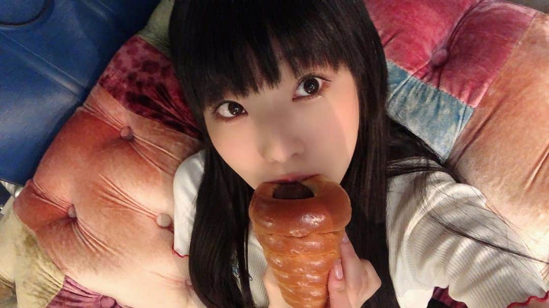 相沢梨紗さんのインスタグラム写真 - (相沢梨紗Instagram)「あしたは福岡へ❗️ . だから、天気あんまり悪くならないでほしいよ。頼むよ🙏 . リリイベはたくさんの方に会えて嬉しいです❗️明日もよろしくお願いします〜😊💕 . . . #🍞 #🍫 #chocolat #bread #😋 #japan #tokyo #akihabara #dempagumi #idol #japanesegirl #risaaizawa」6月27日 23時33分 - risacheeese