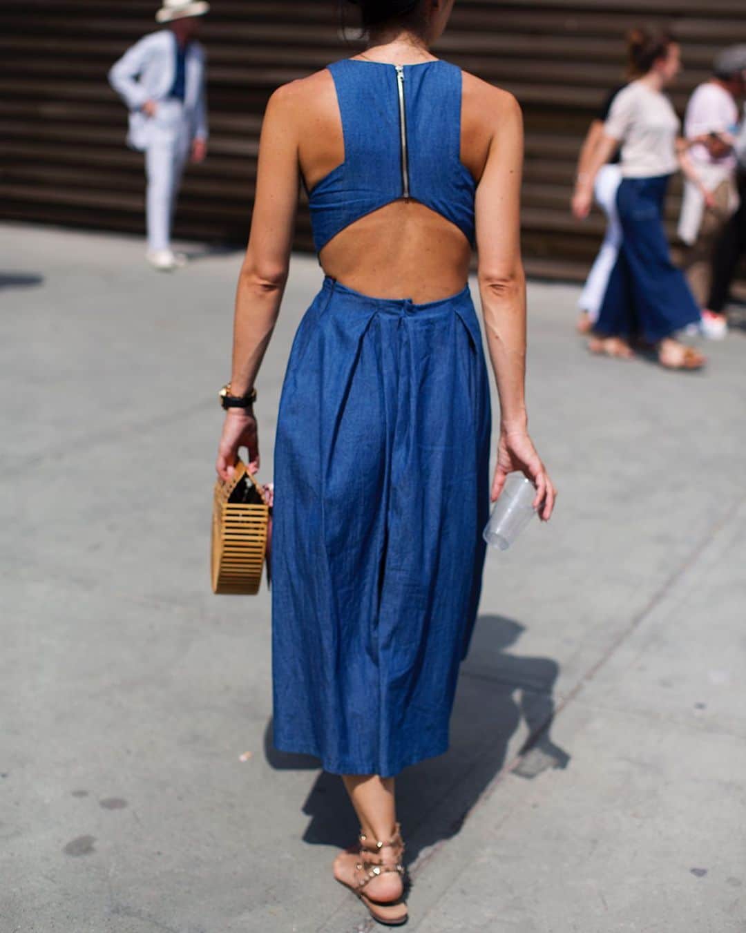 スコット・シューマンのインスタグラム：「I thought this was such a flattering back of a dress, Florence」