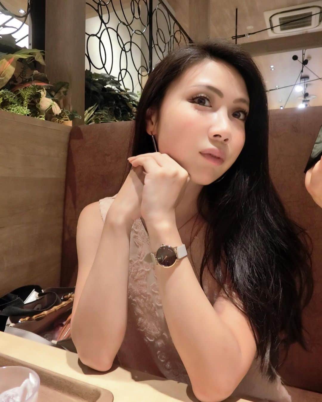 mahoさんのインスタグラム写真 - (mahoInstagram)「(*´꒳`*)🌸横にスワイプしてね👉 。 #神戸 の某所にて… #ディナー 時の(　≖´౪≖｀)✨ 。 。 待ってる様子👋 。 、 最近愛用している…時計❤️ . @liakulea_japan の#時計 で…  #ハワイ の星空をイメージした#腕時計 だよ(*´꒳`*)🌸 。 。 。 。 。 いまならクーポンコードが出ていてこの機会に使ってね👉i.0ff1cia1._.m.ah.0の使用で10％off🌸 。 。 。 。 。 。 。 。 。 。 。 、 。 。 #腕時計#liakulea#腕時計#時計#腕時計倶楽部#手元倶楽部 #fashion#shooting#fashionmodel #ootd#プチプラコーデ  #トレーニング#gym#ワークアウト#格闘技#パーソナルトレーニング #ランニング #カフェ巡り  #美容#ヘアスタイル#食べ歩き #東京#恵比寿#kobe#梅田#西宮#博多 #instalove」6月27日 23時37分 - i.0ff1cia1._.m.ah.0