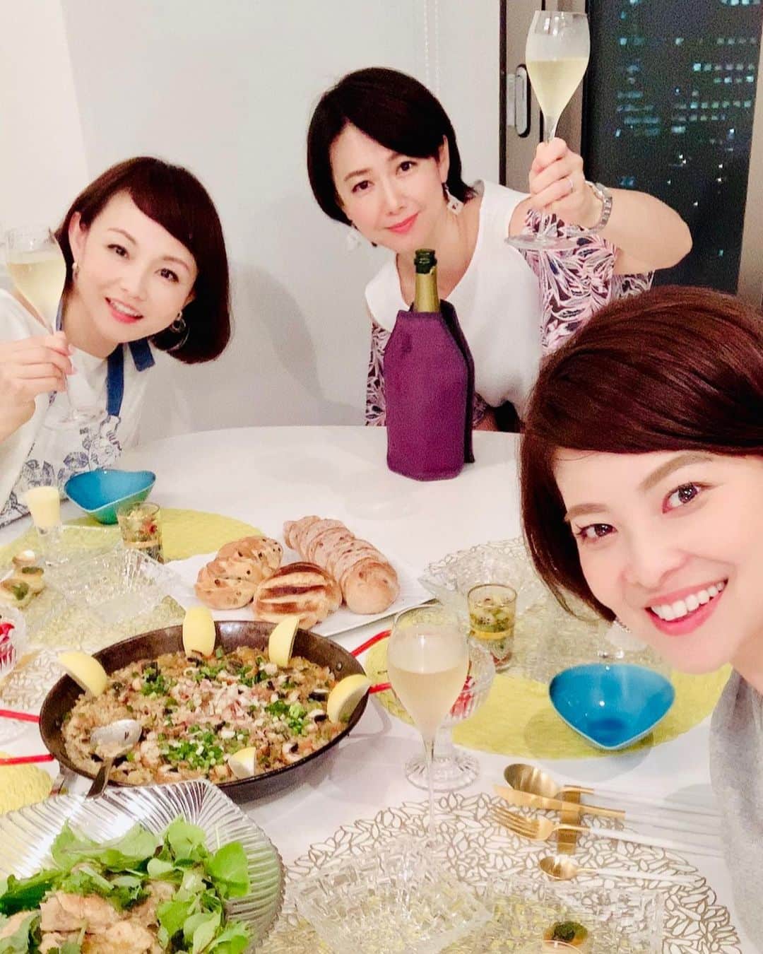 吉田玲奈さんのインスタグラム写真 - (吉田玲奈Instagram)「Shizuka's Happy Birthday🎂Party✨🍾 誕生日ガールにお料理作っていただくという…😅いつも素晴らしいテーブルコーディネートと、美味しいごはんに感謝💕幸せごはんでしたー♪静佳ちゃんおめでとう🎊お料理安定の美味しさ💕ありがとう❣️楽しかった✨😘 ＃中島静佳 ちゃん ＃石山愛子 ちゃん #セントフォース #お誕生日会 #おめでとう #美味しいごはん #JFERRY」6月27日 23時38分 - reina.yoshida.ciel.1218