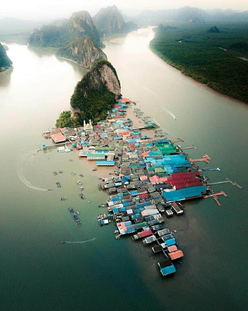 Discover Earthさんのインスタグラム写真 - (Discover EarthInstagram)「Just love how cool this fishing village in Thailand looks from above ! Which shot do you like the most ? 🇹🇭 Share these with someone who will love them ! — 📍#DiscoverThailand — 📸  Photos by @joshuafooo」6月27日 23時47分 - discoverearth