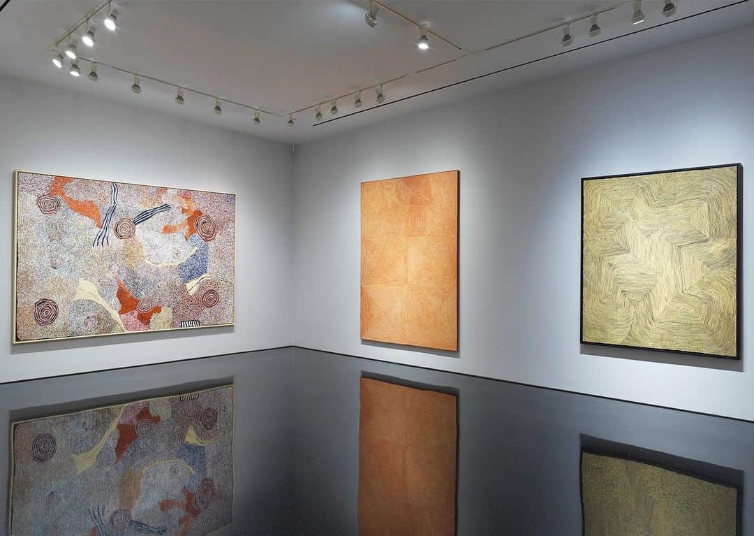 のインスタグラム：「Visit “Desert Painters of Australia” at Gagosian, 976 Madison Avenue, before it closes next week!  The exhibition presents contemporary Indigenous Australian painting from two significant American collections. Despite evident resonances with mainstream abstraction, Indigenous Australian art emerges from a fundamentally different line of inquiry. Rather than reacting to formal and conceptual tendencies from which they remain largely isolated, the Desert painters condense innumerable layers of history and lived experience into a dazzling diversity of visual languages, connecting contemporary viewers to the most ancient surviving culture in the world. __________ #Gagosian Installation views, "Desert Painters of Australia,” Gagosian, 976 Madison Avenue, New York, May 3–July 3, 2019. All artworks copyrighted」