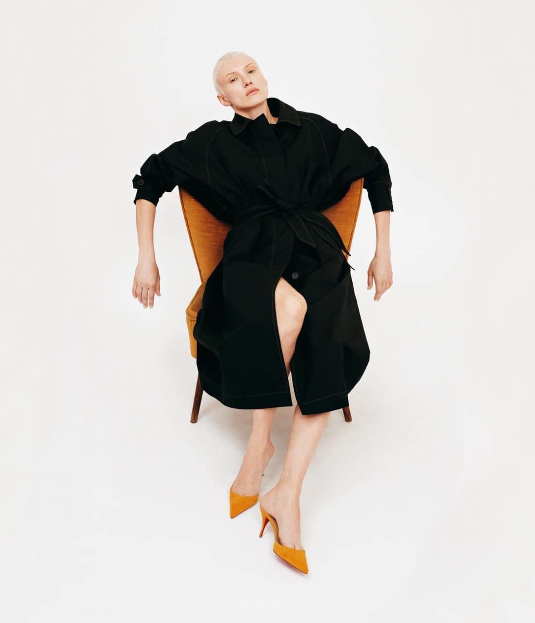 マーティン グラントのインスタグラム：「Oversized Trench with flap Pocket from MARTIN GRANT Resort SS2020 Look 25.  Click to see the collection:  http://www.martingrantparis.com/en」