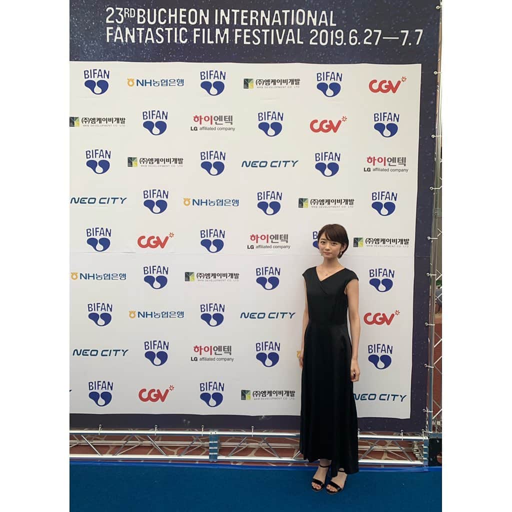 のインスタグラム：「💎 第23回プチョン国際ファンタスティック映画祭‬ レッドカーペット登壇とオープニングセレモニーに 参加させて頂きました。 明日は映画BirdCageワールドプレミア上映後登壇致します。。 dress👗hanaemori」