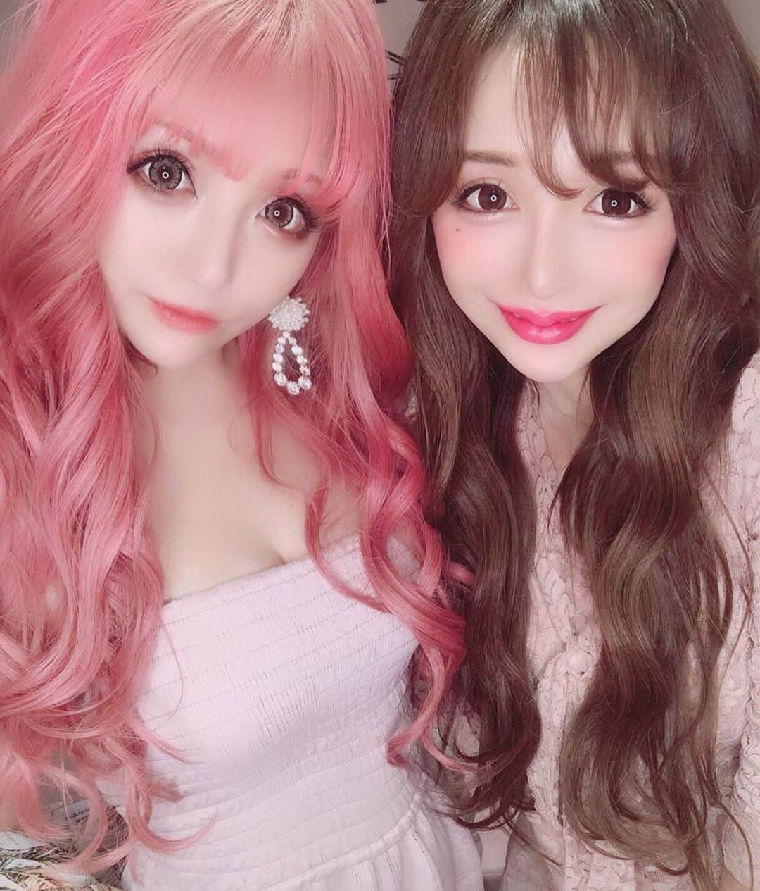 真優川咲さんのインスタグラム写真 - (真優川咲Instagram)「#🎀#💗‪‪#🧠#👄 💫✨ . りなちゃんと #話題のエステ ✨ 【 @jibunde_esute 】に行ってきたよ😘 . #じぶんdeエステ って言って 文字通り #セルフエステ 専門店なんだけど、 #エステ通い放題 がどこよりも鬼安💖 なのに #即効性 の効果もヤバイ"って モデルの間でも話題になってるエステなの💜💜 . なにより #流行り の#最新痩身マシン も豊富で 思う存分、使い放題 なのが嬉しかった🤤💖💖 . 詳しく知りたい♡って方のために 紹介文があったのでコピペしときます😘 👇 👇 ✳ じぶんdeエステとは..✳ →業務用のマシンを自分で使ってケアをする 【業界初！定額制セルフエステジム】 ☆定額制だから 月5980円で毎日でも通い放題！ ☆予約なしでジムのように通える！ ☆自分でマシンを当てるから 気になる箇所を集中的に当てられる！ ☆最新マシン数種類が使い放題！ ・エステでやると 1回数万円の有名マシンが使い放題！ ・#クリニック で 1回¥80,000以上の #フラクショナルレーザー ・#キャビテーション、#高周波 (#ラジオ波)、#セルライト吸引 #リフトアップマシン など、【マシン総数100台以上！】 ・1人1台独り占め、使い放題！ ☆東京、横浜、大阪、名古屋、博多など全国に展開中！！ ⬆️ と、とにかく全く新しい💫 今話題の #エステサロン 💖 今なら ★体験無料¥0 ★予約不要 みたいなので 気になる方はぜひ💗 お近くの店舗で 体験してみてね😘 #女子力 #美意識 #ダイエット #夏はすぐそこ！ #じぶんde女子 💋」6月27日 23時51分 - saki_411