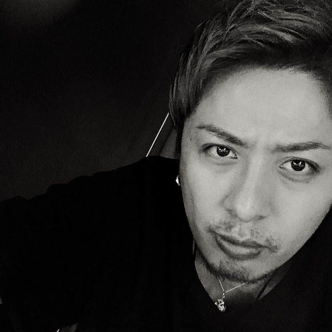 北見寛明のインスタグラム：「イメチェン #髭の仕事が入り #久しぶりに鼻下の髭 #伸ばし中 #質問 #髭 #有り無し #どっち派？ #どうでもいい質問」