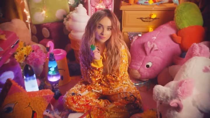 サブリナ・カーペンターのインスタグラム：「shhhh... #inmybed music video tomorrow」