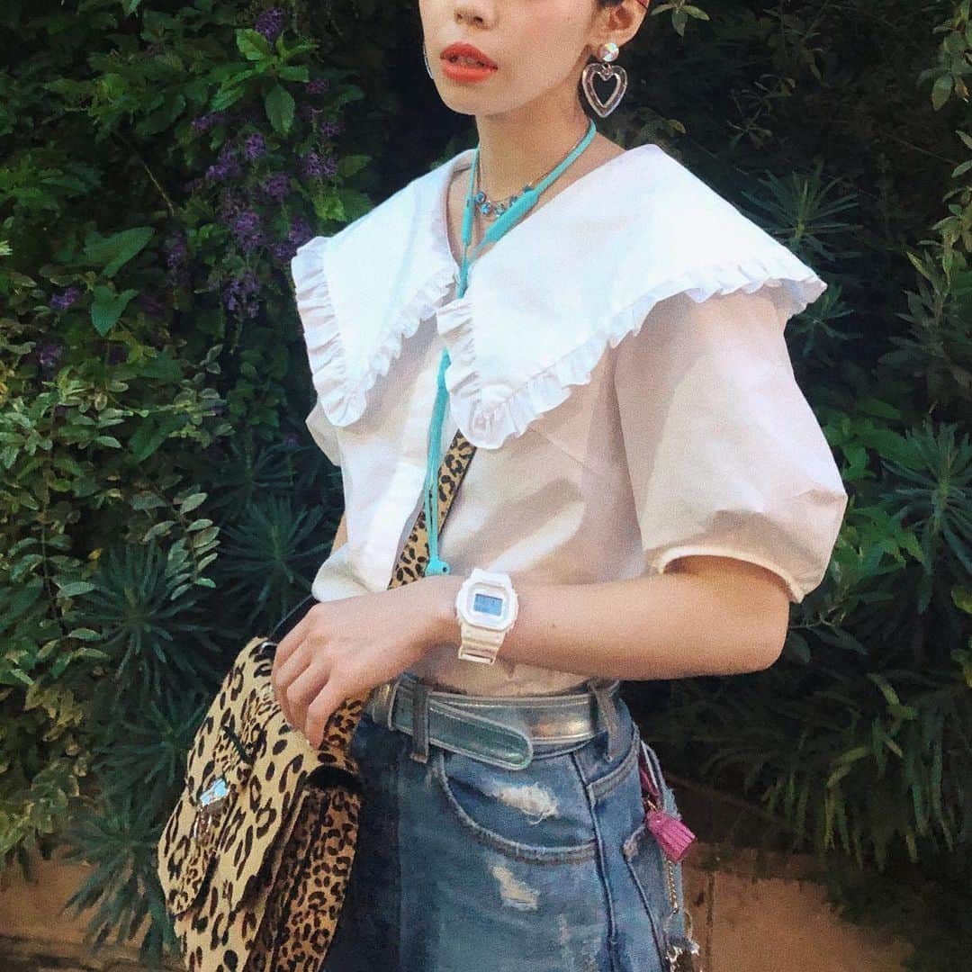 瀬戸あゆみさんのインスタグラム写真 - (瀬戸あゆみInstagram)「#ayumi_outfit 💖💎🍌🌿 ﻿ ﻿ blouse… #pameopose﻿ earring/necklace… #liquem ﻿ bag… #gvgv﻿ watch… #xgirl #babyg ﻿ pants… #jouetie﻿ shoes… #converse」6月28日 0時00分 - setoayumi