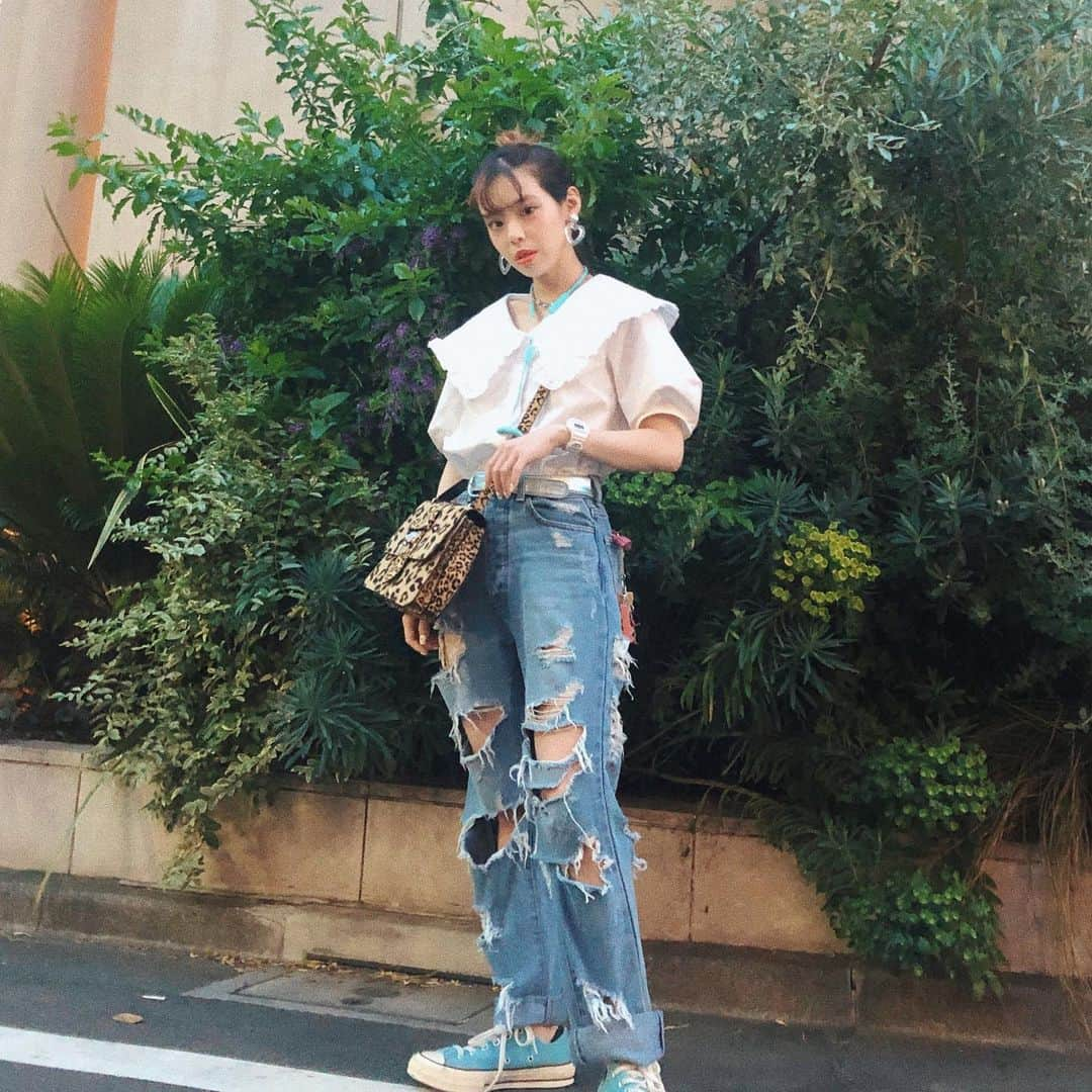 瀬戸あゆみさんのインスタグラム写真 - (瀬戸あゆみInstagram)「#ayumi_outfit 💖💎🍌🌿 ﻿ ﻿ blouse… #pameopose﻿ earring/necklace… #liquem ﻿ bag… #gvgv﻿ watch… #xgirl #babyg ﻿ pants… #jouetie﻿ shoes… #converse」6月28日 0時00分 - setoayumi