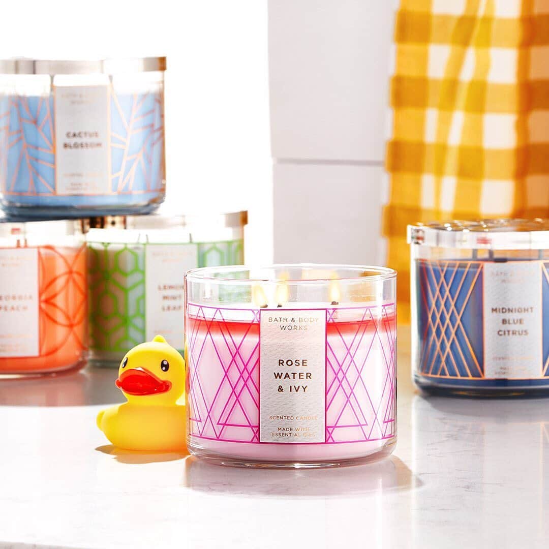 Bath & Body Worksさんのインスタグラム写真 - (Bath & Body WorksInstagram)「Quack, quack … Candle weekend is BACK! 😍 When select Candles are $10.50, you just have to haul them all! #WeLoveSale」6月28日 0時01分 - bathandbodyworks