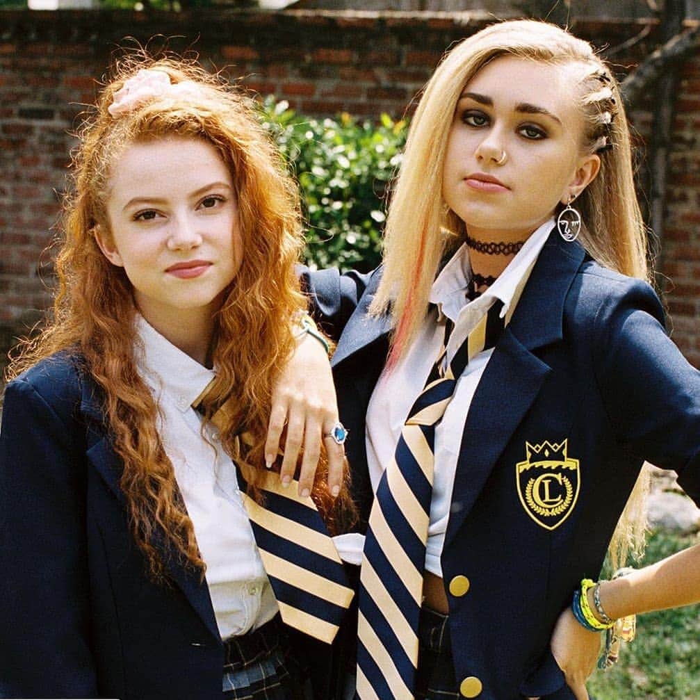 フランチェスカ・カパルディのインスタグラム：「Friends or Enemies? What do you think? 💙👑 . . #crownlake #brat #friends #enemies #crownlakeacademy #meangirls #boardingschool #love #jmbn #👑 #bekind #beyourself #90s #💙 #crimpedhair #daretobedifferent #drmartens #newepisodetonight」