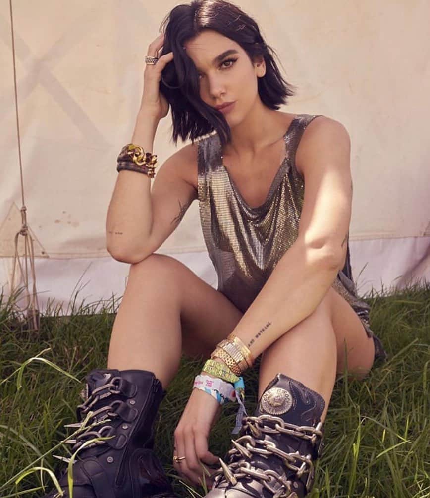 BBC Radioさんのインスタグラム写真 - (BBC RadioInstagram)「ok so this is how we wished we looked at a festival 😍 Dua’s ready to watch #Glastonbury2019 are you? 🌞 📸: @dualipa」6月28日 0時04分 - bbcradio1